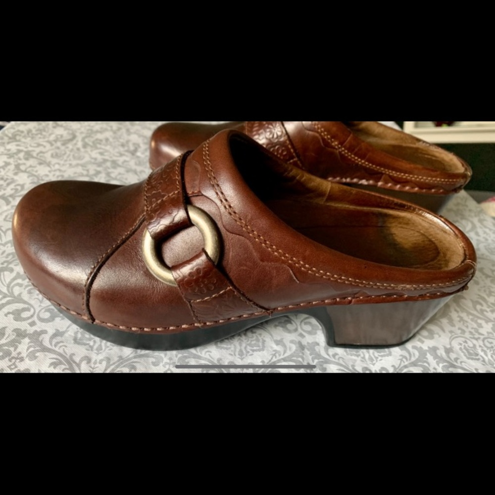 Dansko Brown/Burgundy Clogs Open Back With Buckle Size 39 - Picture 3 of 12